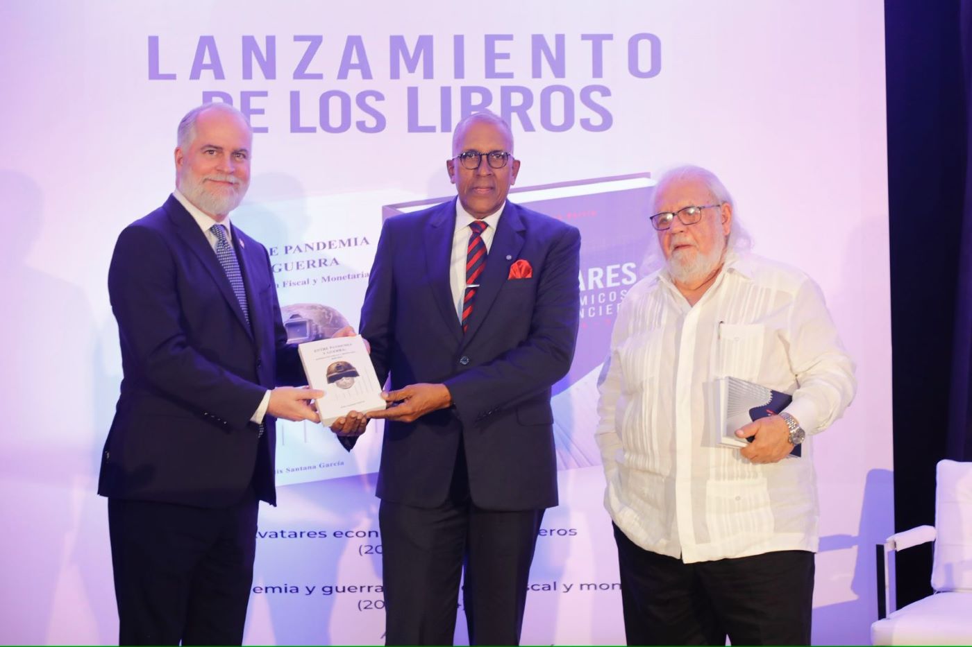Contralor presenta dos libros sobre economía y finanzas
