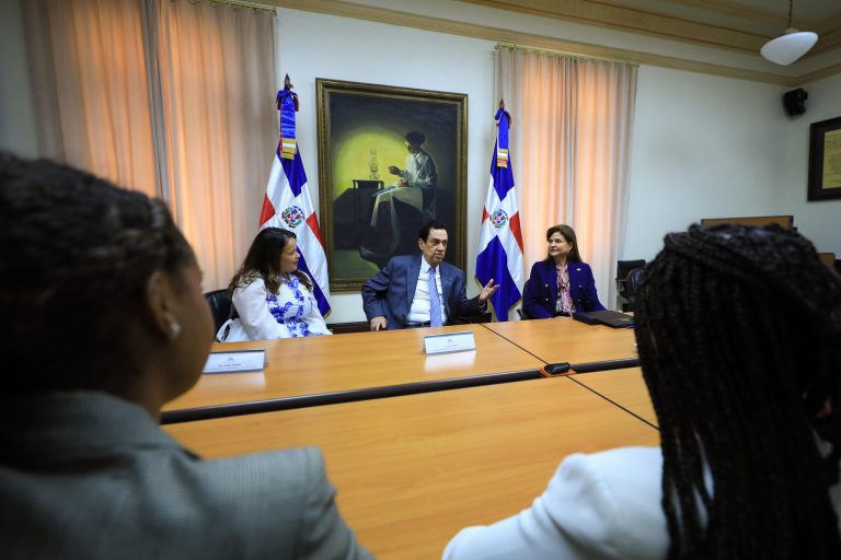 Raquel Peña recibe a estudiantes dominicanos galardonados en España