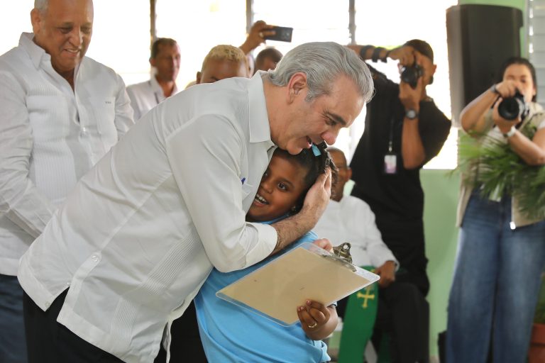 Abinader entrega escuelas y escucha a jóvenes en jornada integral en La Altagracia