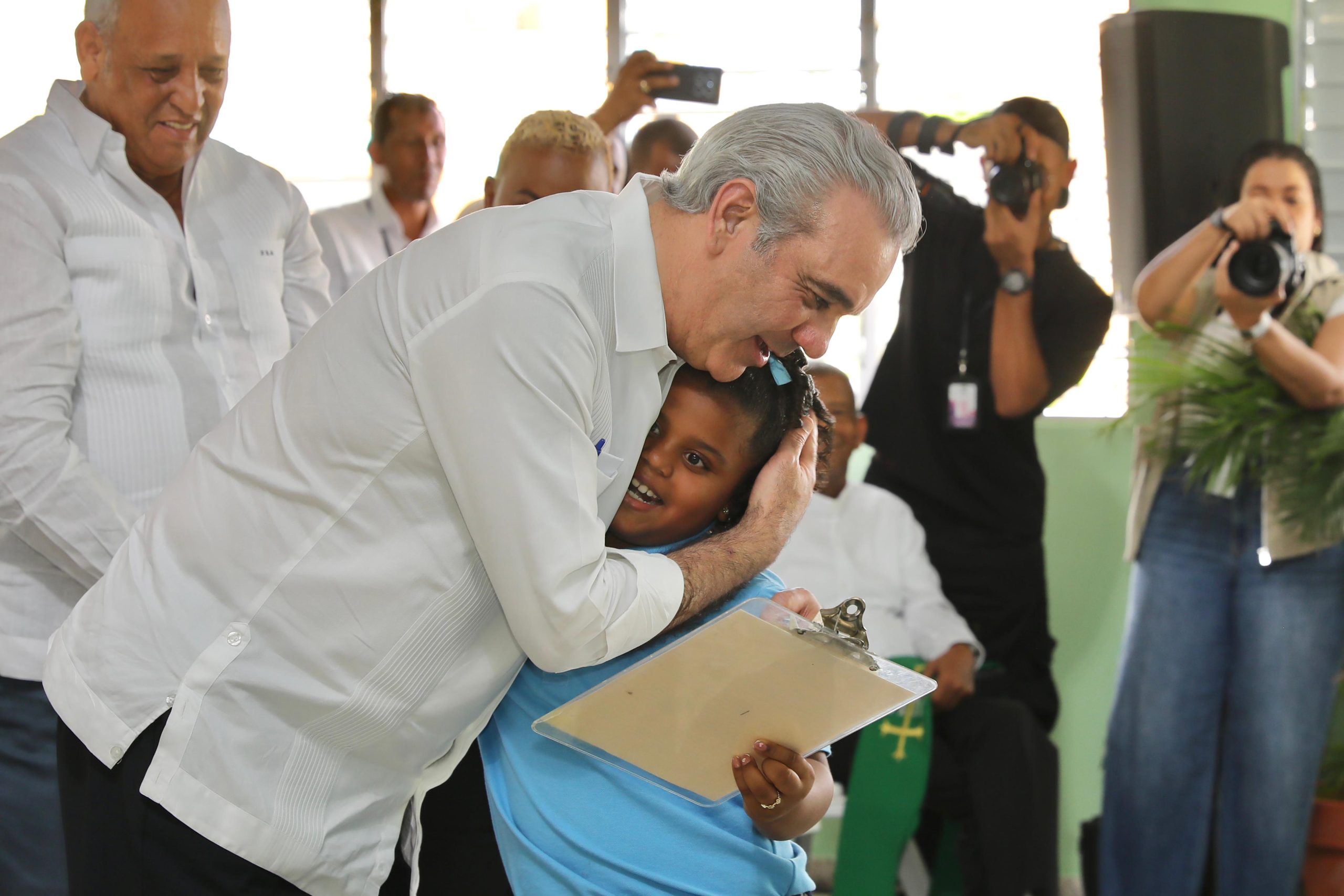 Abinader entrega escuelas y escucha a jóvenes en jornada integral en La Altagracia