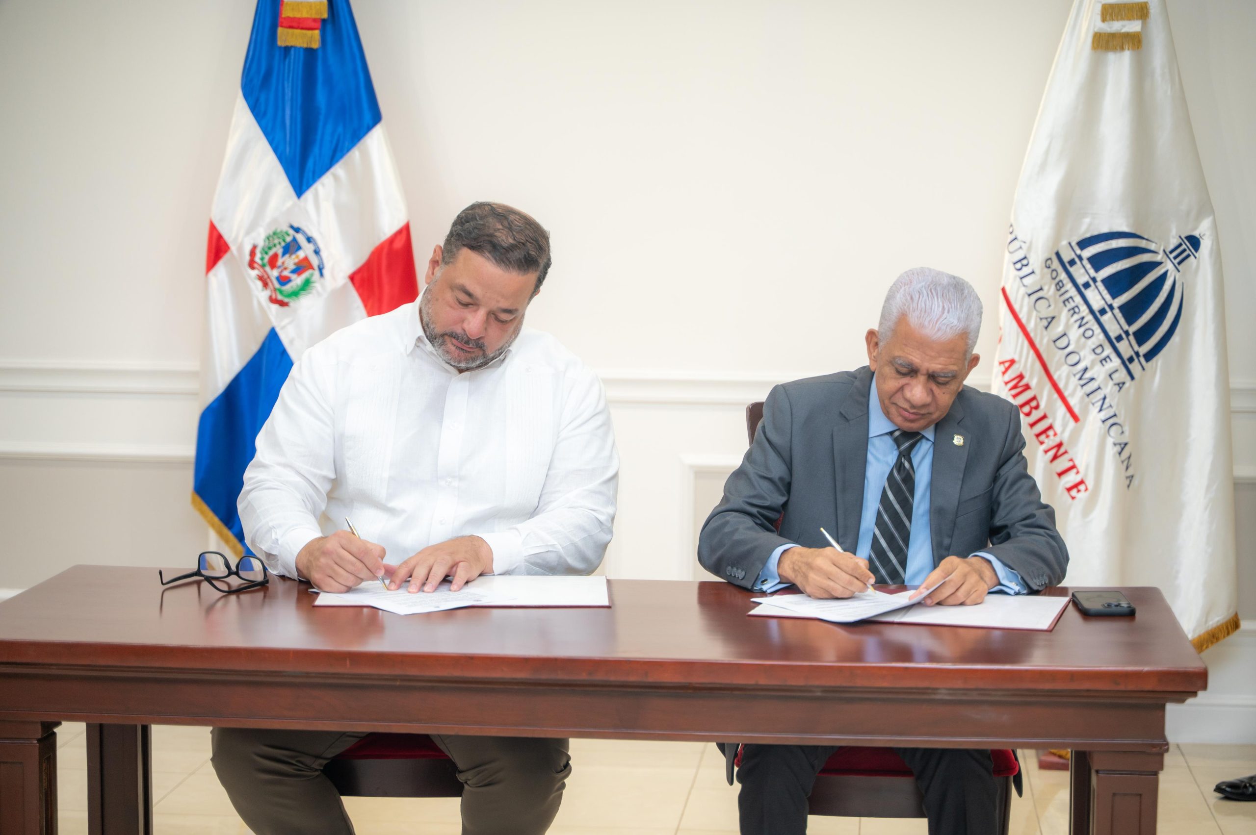 Senado y Medio Ambiente unen esfuerzos en defensa del entorno