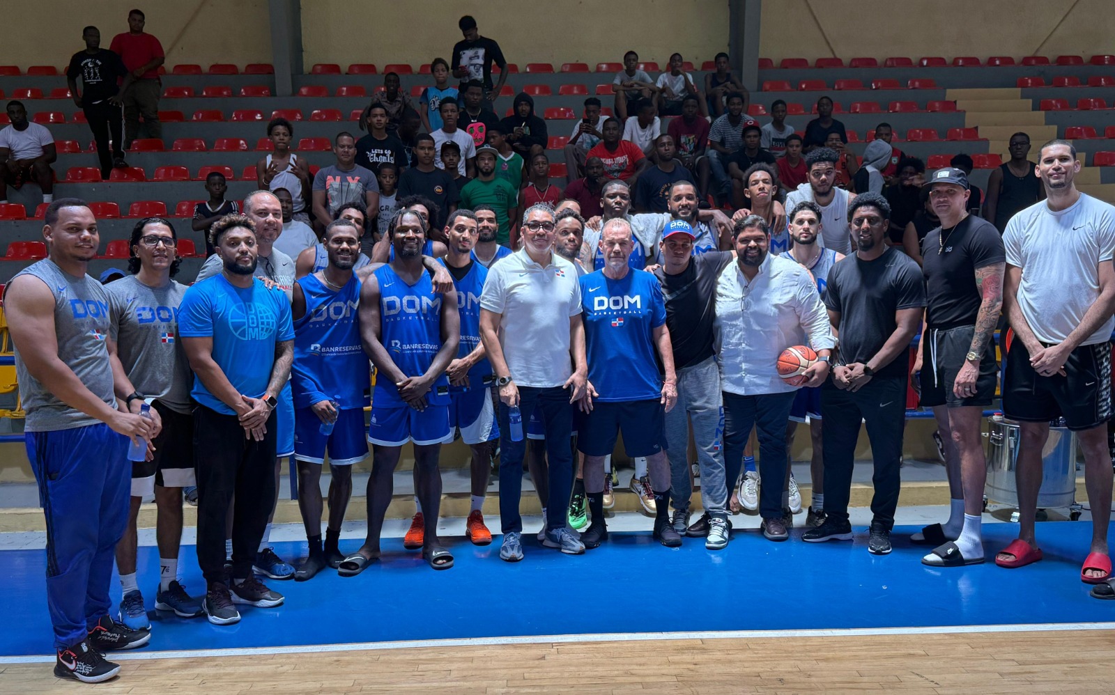 Selección nacional de baloncesto entrena en Haina con gran acogida