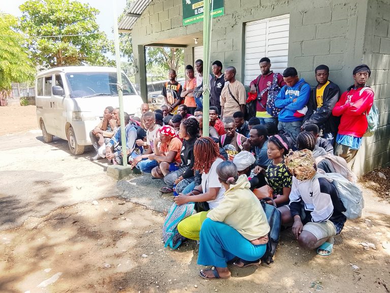 Ejército detiene 42 haitianos en operativo fronterizo en San Juan
