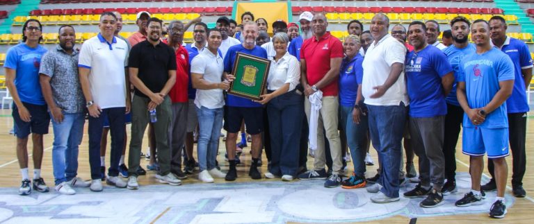 SPM reconoce al técnico Néstor “Ché” García tras entrenamientos de la selección nacional