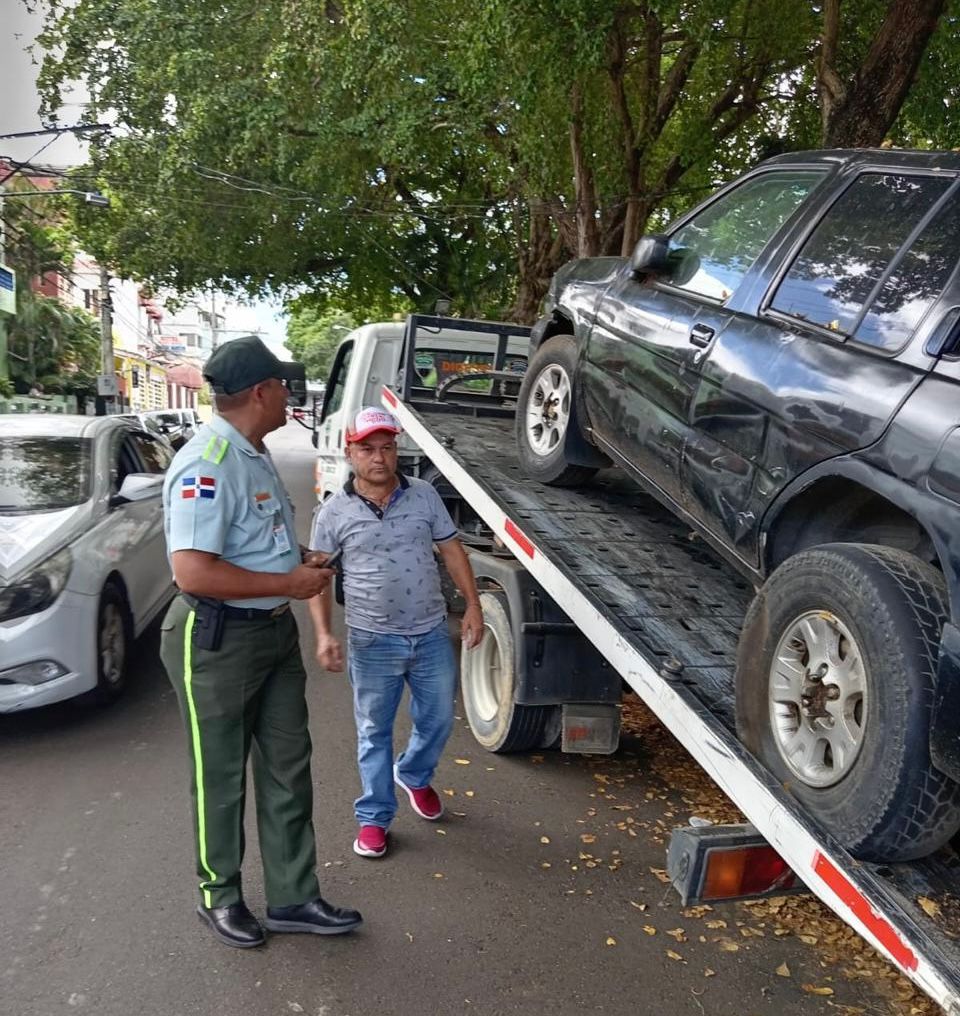 Retiran chatarras y vehículos abandonados en operativos de DIGESETT