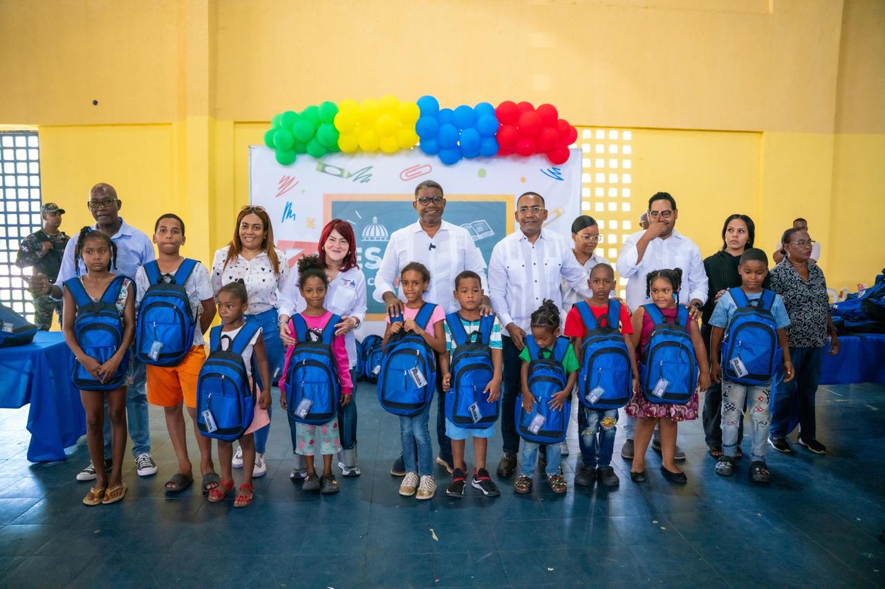 Propeep entrega cientos de útiles escolares a comunidades vulnerables en Moca y Nagua
