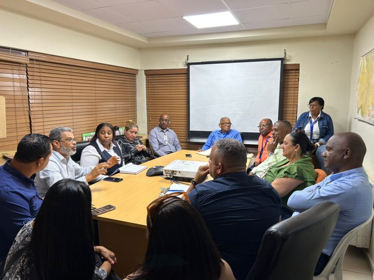 Edeeste se reúne con juntas de vecinos para optimizar suministro eléctrico en Santo Domingo Norte
