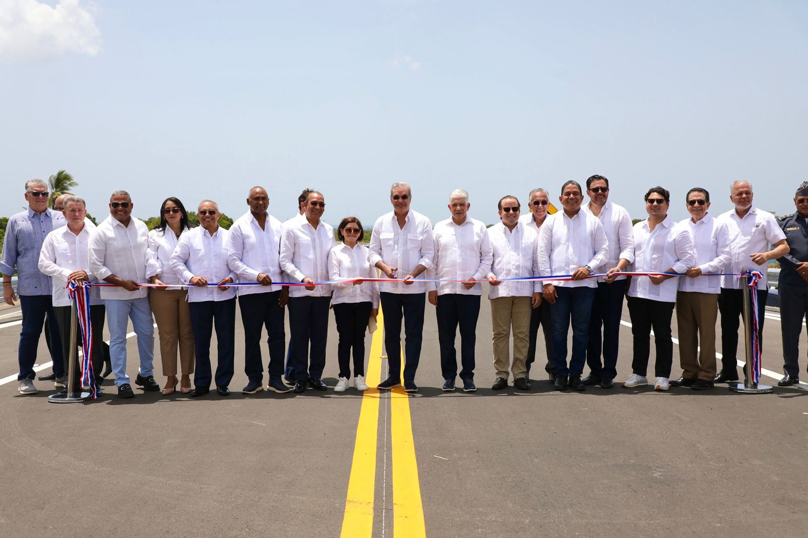 Abinader inaugura Circunvalación de Baní y promete más obras para el sur