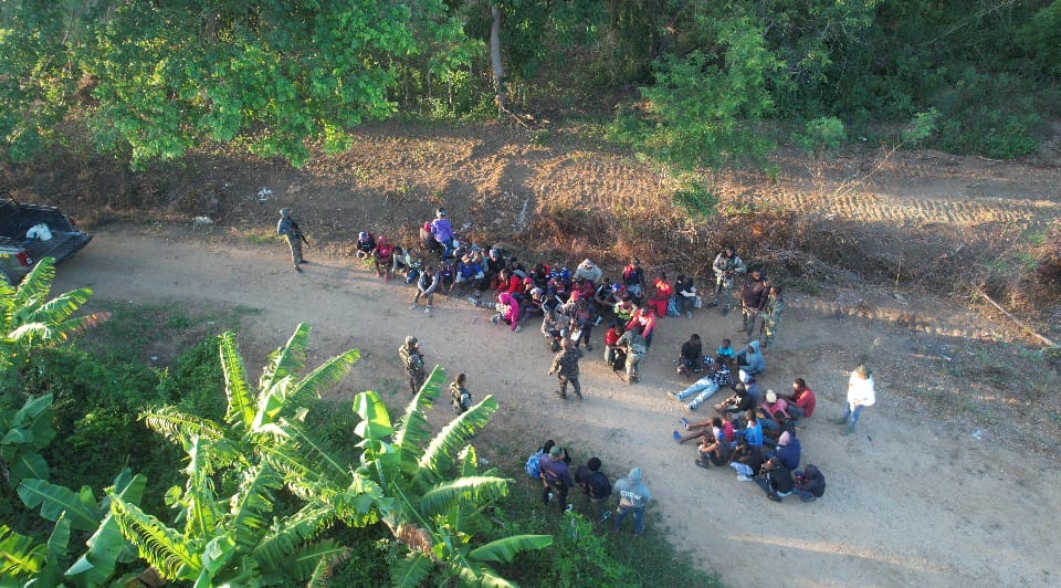 Ejército detiene a 53 haitianos en operativo con drones en Montecristi
