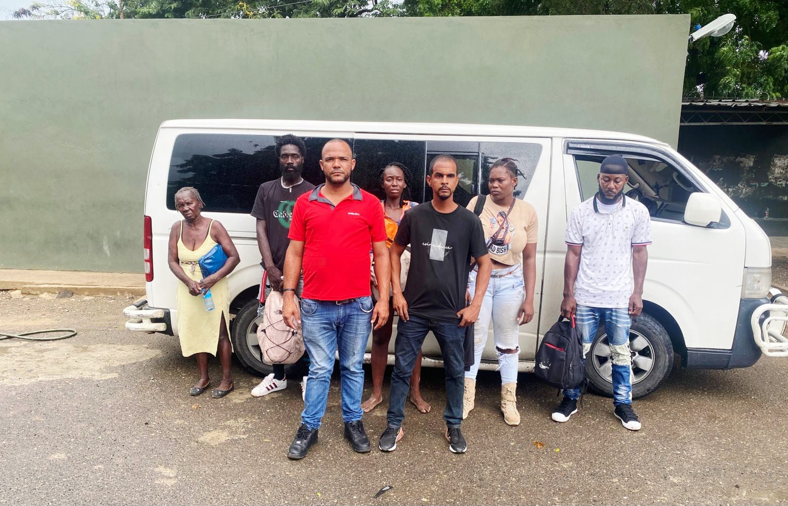 Ejército detiene minibús con seis haitianos en condición irregular en Valverde