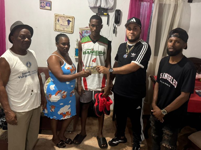 Dirigente comunitario apoya a joven atleta de Pedro Brand con viaje a EE.UU.