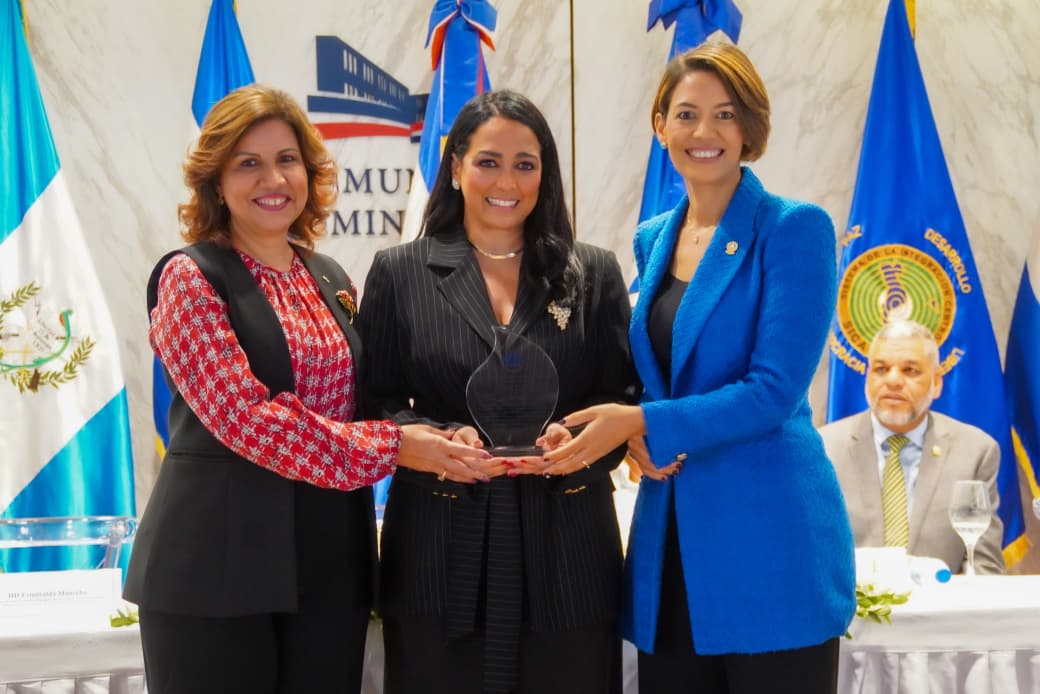 PARLACEN reconoce liderazgo de Celinés Toribio en defensa de mujeres migrantes