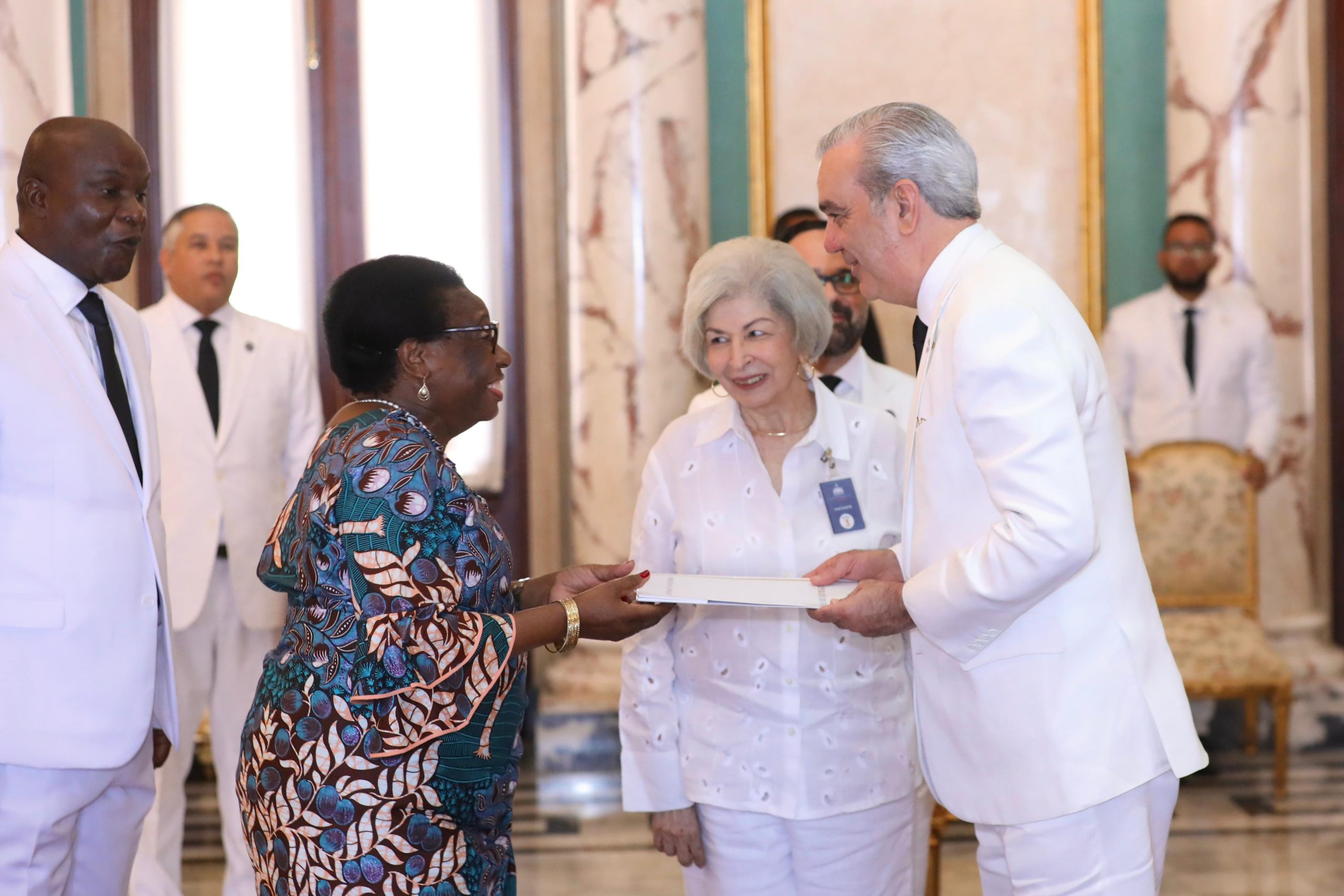 Abinader recibe credenciales de siete nuevos embajadores acreditados en el país