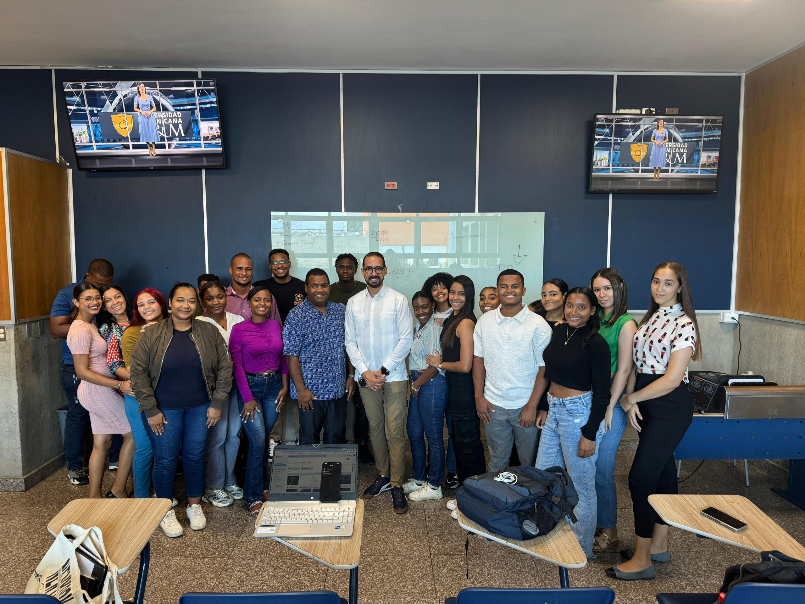 Estudiantes de la O&M reciben conferencia sobre emprendimiento en comunicación