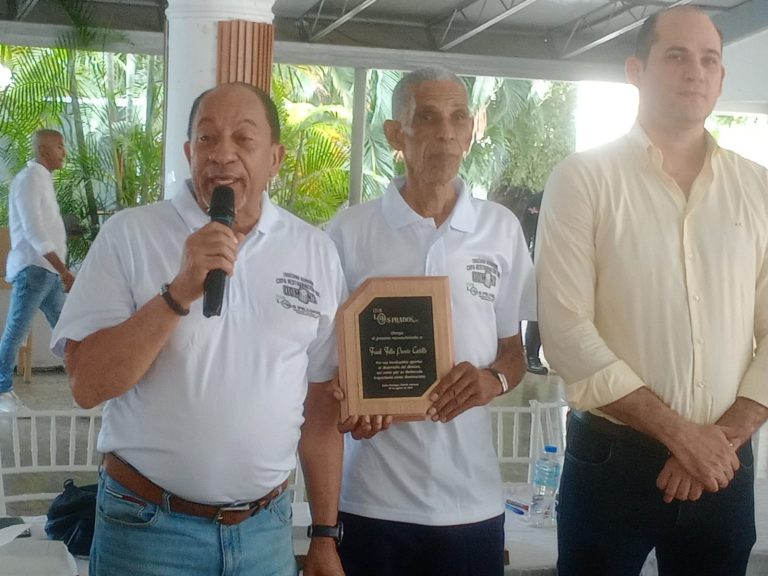 Frank Félix Castillo recibe homenaje por su aporte al Club Los Prados