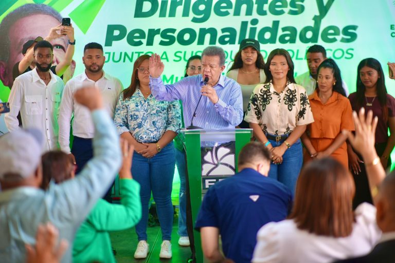 Leonel acusa al Gobierno de condenar al país a la oscuridad