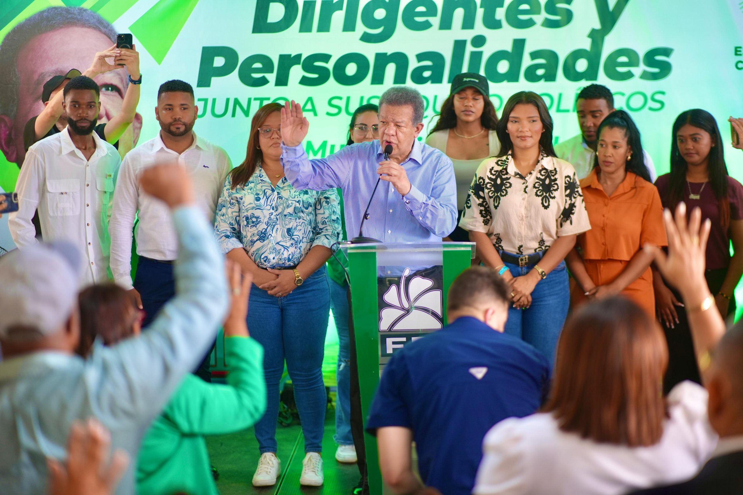 Leonel acusa al Gobierno de condenar al país a la oscuridad