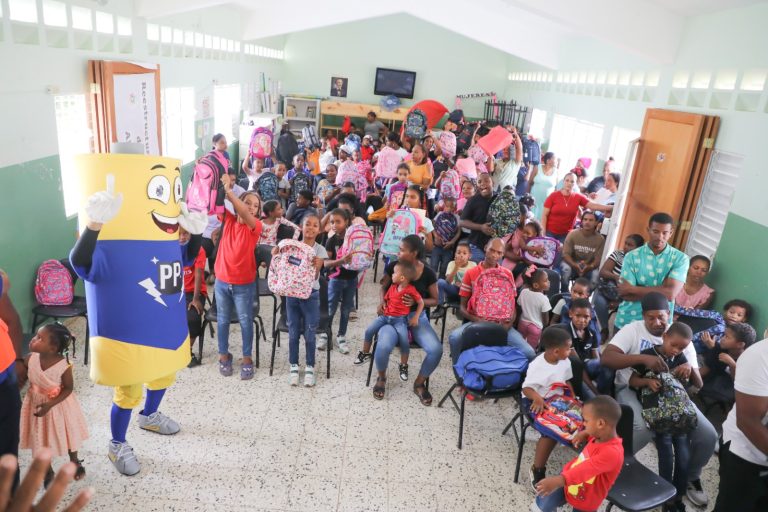 Colaboradores de Edeeste entregan útiles escolares a más de 200 niños