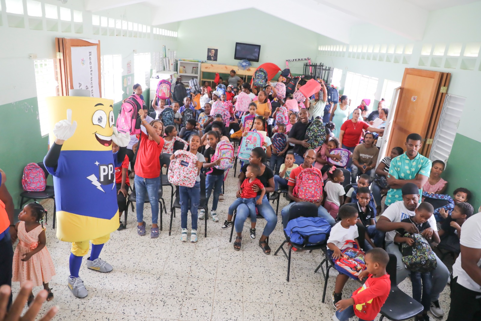 Colaboradores de Edeeste entregan útiles escolares a más de 200 niños