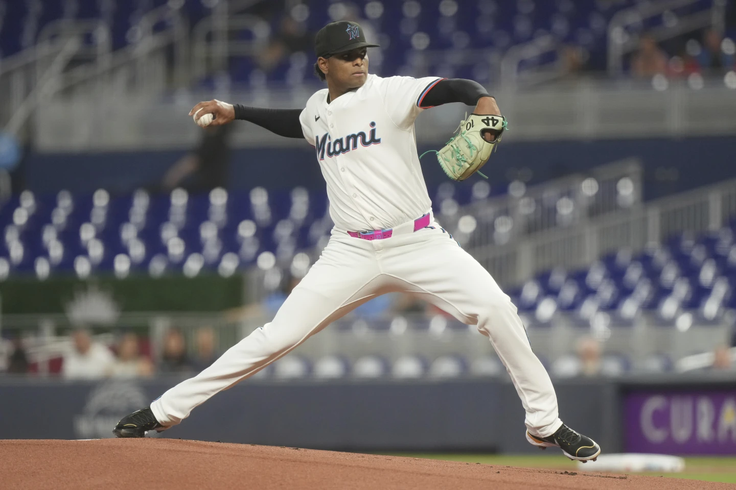 Edward Cabrera domina y Marlins vencen a Bravos 2-1