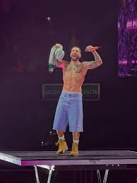 Maluma interrumpe concierto para reprender a madre con un bebé