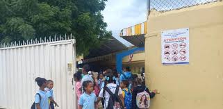 Escuelas de Santiago Oeste recortan horario para acoger alumnos desalojados