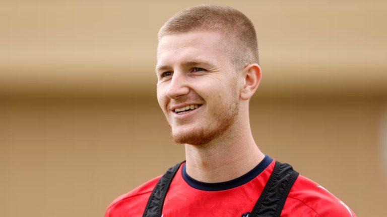Adam Wharton, el joven centrocampista que seduce al Real Madrid