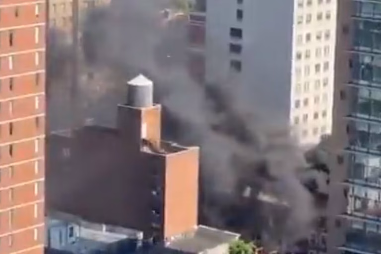 Incendio de gran magnitud moviliza a más de 100 bomberos en Upper East Side
