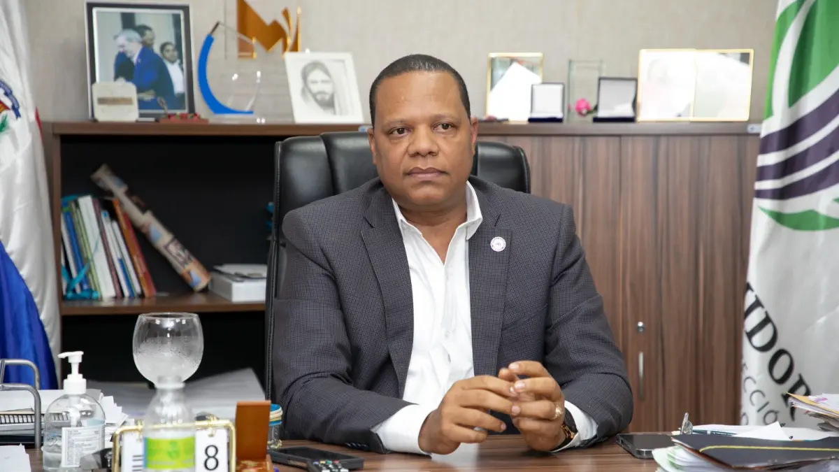 Eddy Alcántara desafía denuncias de Leonel Fernández sobre precio del pollo