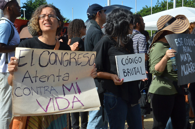Mujeres protestan ante la PGR contra corrupción y abusos en la justicia