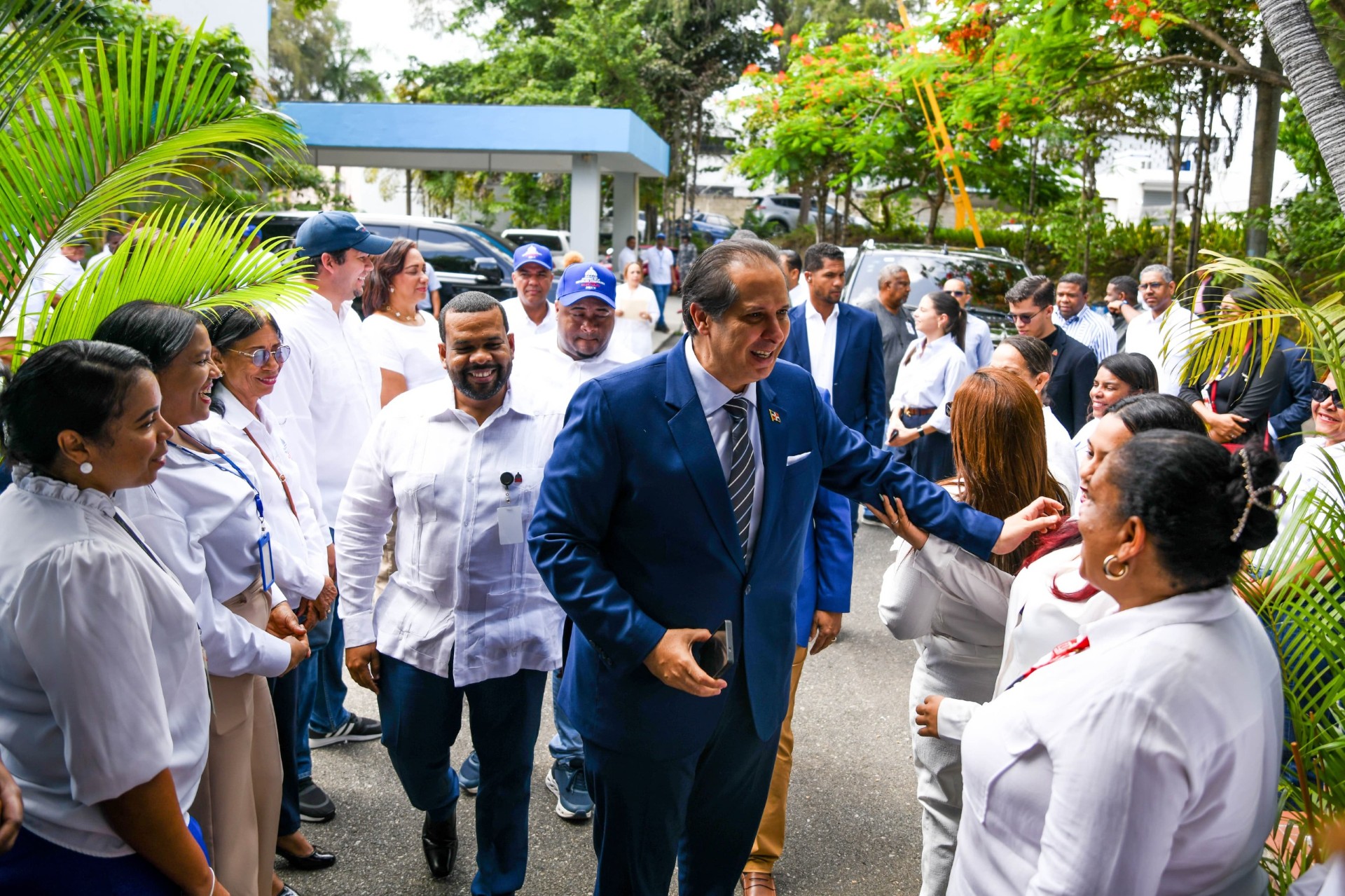 Ministro Atallah inicia recorrido para mejorar servicios de salud