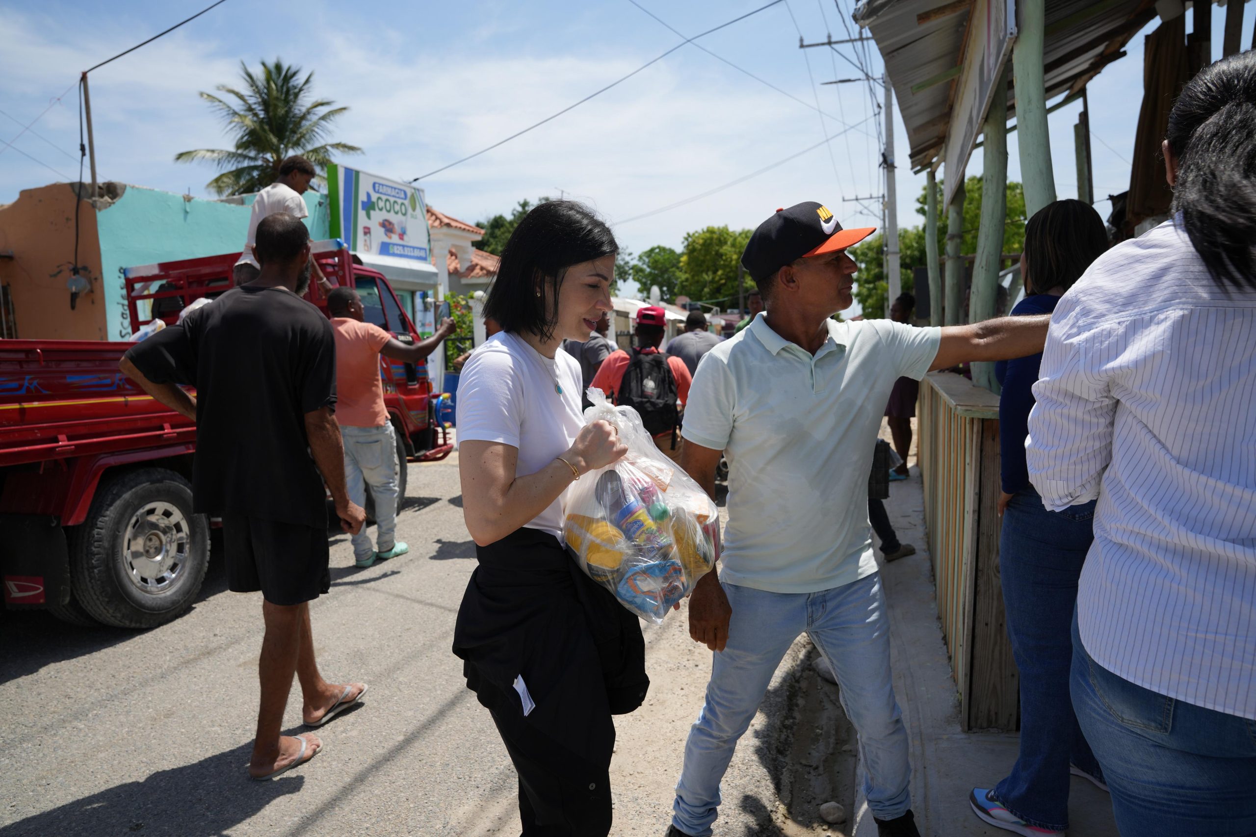 Fundación Refidomsa lleva ayuda a más de 300 familias en Azua