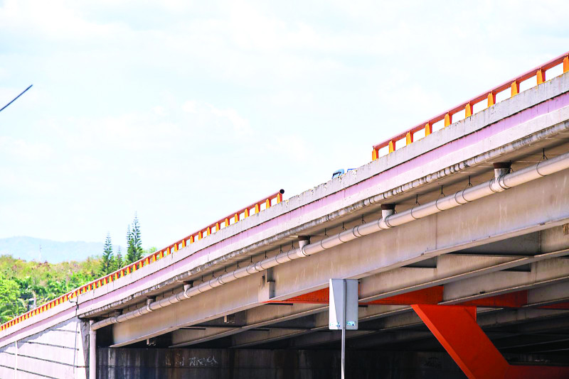 Choferes en incertidumbre por obras del elevado en la autopista Duarte