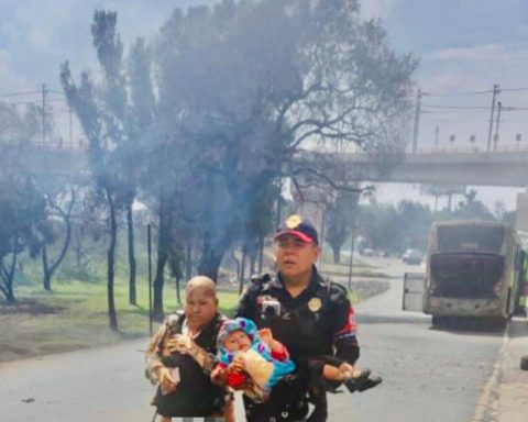 Policía rescata a bebé tras explosión de camión de gas en Ciudad de México