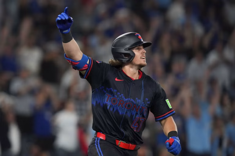 Azulejos remontan con poder ofensivo y vencen a Rojos 13-9