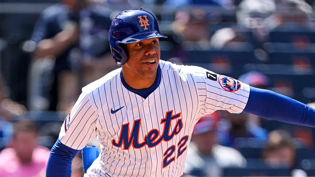 Santo Domingo.– El 2025 fue un año de consolidación y protagonismo internacional para el deporte dominicano. Atletas establecidos reafirmaron su grandeza en los escenarios más exigentes, mientras nuevas figuras confirmaron el relevo generacional. El balance dejó hitos importantes, especialmente en el béisbol y el atletismo, disciplinas que volvieron a colocar al país en la élite mundial. El béisbol mantuvo su condición de principal vitrina del talento dominicano. Juan Soto se consolidó como el bateador quisqueyano más influyente de las Grandes Ligas, liderando en estadísticas ofensivas clave y reafirmando su estatus entre los mejores jugadores del planeta. Su impacto trascendió los números y lo convirtió nuevamente en el rostro del béisbol dominicano a nivel global. Otro de los nombres que definió el año fue Elly De La Cruz, cuya explosión definitiva lo colocó entre los peloteros más electrizantes de MLB. Poder, velocidad y defensa se combinaron en una temporada que lo proyectó como una de las grandes estrellas del presente y el futuro del béisbol. Julio Rodríguez mantuvo su nivel élite y volvió a ser eje central de su organización, destacándose tanto por su producción ofensiva como por su liderazgo. A su vez, Fernando Tatis Jr. protagonizó un regreso sólido al más alto nivel competitivo, aportando impacto inmediato y recuperando protagonismo entre los jugadores dominicanos más mediáticos. La consistencia volvió a tener nombre propio con José Ramírez, quien completó otra temporada de alto rendimiento, reafirmándose como uno de los antesalistas más completos y confiables de las Grandes Ligas. La amplia presencia dominicana en el Juego de Estrellas de MLB 2025 confirmó, una vez más, la hegemonía del país como principal exportador de talento en el béisbol profesional. En el atletismo, el 2025 volvió a tener una figura dominante. Marileidy Paulino continuó imponiendo su autoridad en los 400 metros planos, sumando victorias en competencias internacionales de primer nivel y reafirmándose como la atleta dominicana más destacada de la actualidad. Su regularidad mantuvo al país en la élite del atletismo mundial. El baloncesto también dejó señales positivas. Karl-Anthony Towns siguió siendo el principal referente dominicano en la NBA, mientras la Selección Nacional de Baloncesto sostuvo su proceso de renovación, mostrando competitividad en compromisos internacionales y dando mayor protagonismo a jugadores jóvenes. En el fútbol, la Selección Dominicana continuó avanzando en su desarrollo institucional y competitivo, logrando mejores resultados frente a rivales de la región. Paralelamente, aumentó la presencia de futbolistas dominicanos en ligas extranjeras, reflejo del crecimiento sostenido del deporte en el país. Otras disciplinas como el boxeo, el taekwondo y los deportes de combate mantuvieron presencia internacional, con atletas dominicanos logrando victorias y podios en eventos regionales y panamericanos, reforzando la diversidad del éxito deportivo nacional. El 2025 cerró así como un año de figuras consolidadas, hitos internacionales y señales claras de relevo generacional. El deporte dominicano volvió a demostrar que su talento no solo se sostiene en el tiempo, sino que continúa expandiendo su impacto en los escenarios más competitivos del mundo.