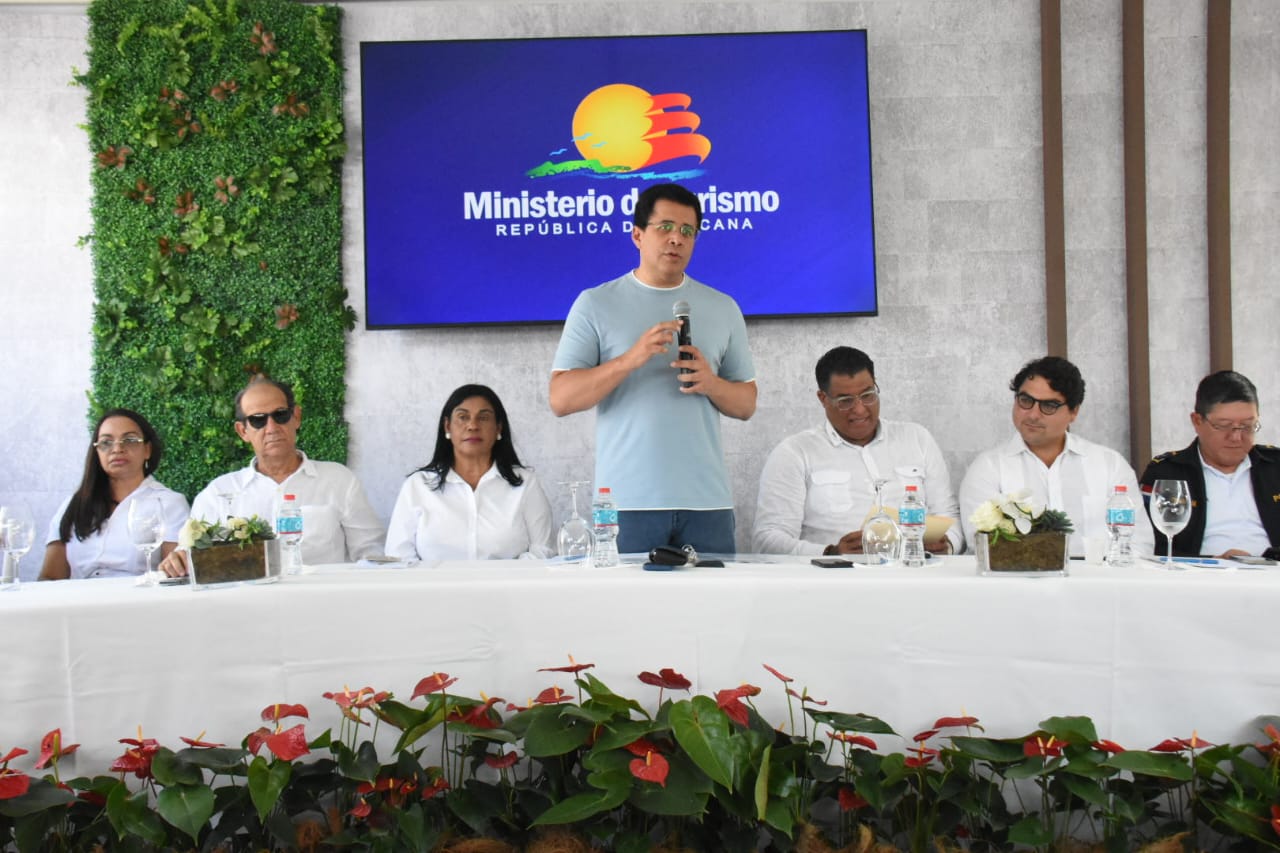 Collado inicia reconstrucción de plaza en playa Mino con inversión millonaria