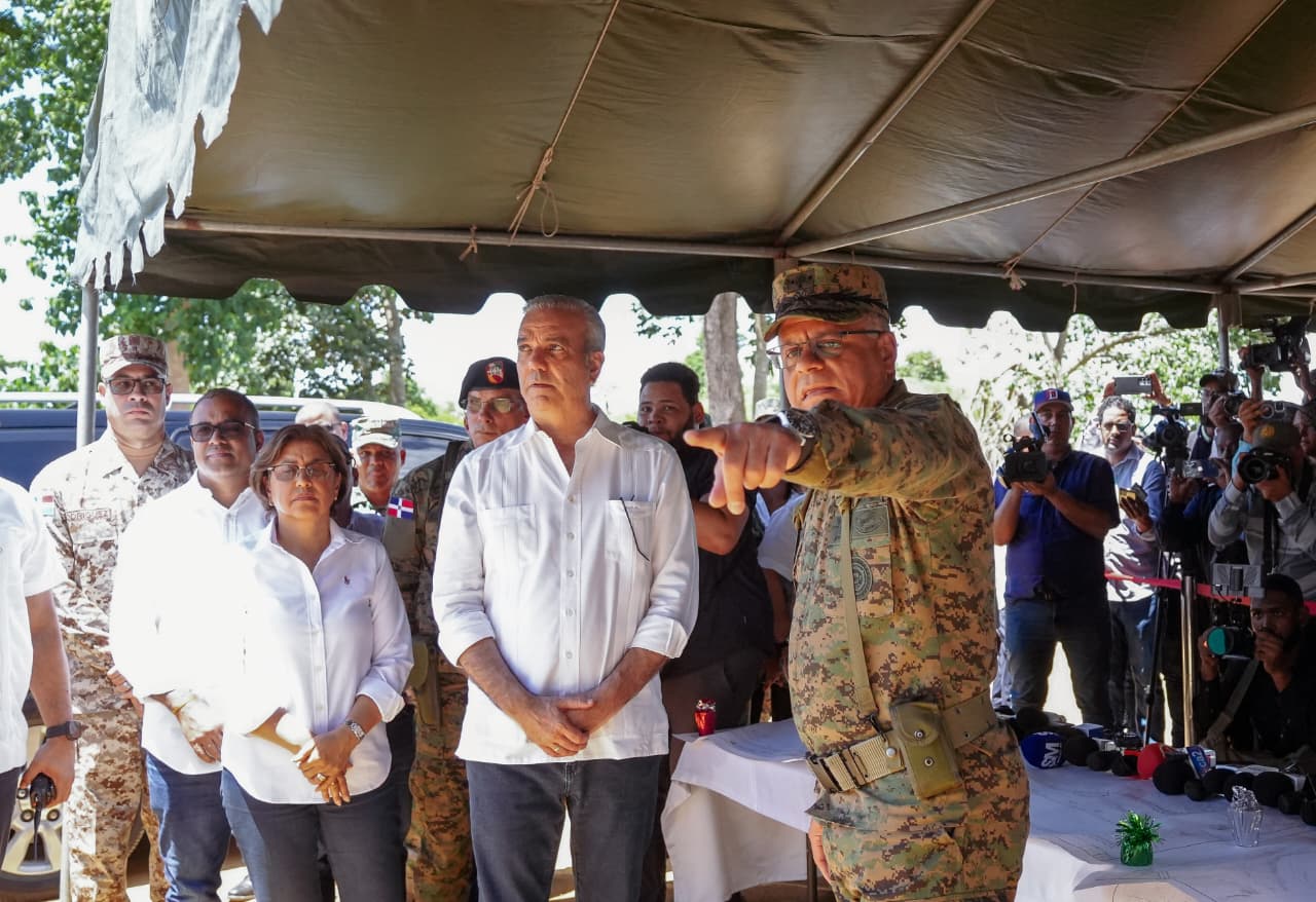 Presidente supervisa muro fronterizo