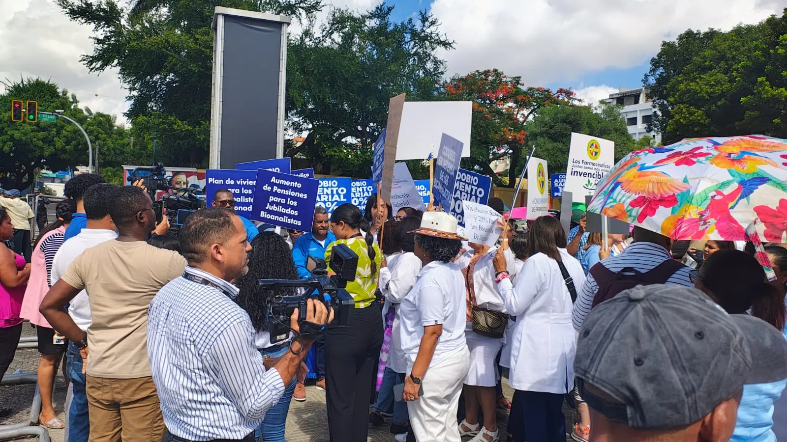 Gremios de psicólogos y pilotos exigen cumplimiento de promesas frente al Palacio Nacional