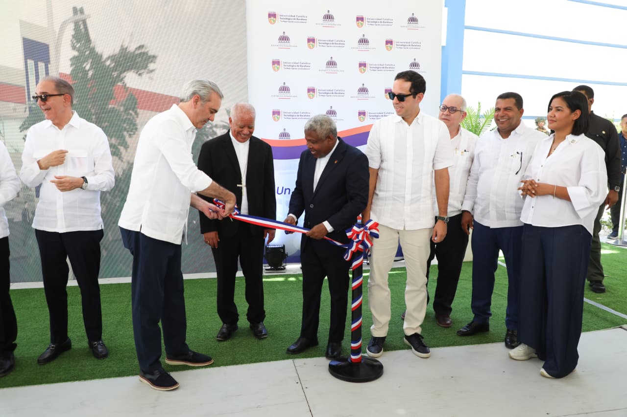 Abinader entrega centro educativo en Barahona y anuncia apoyo a estudiantes