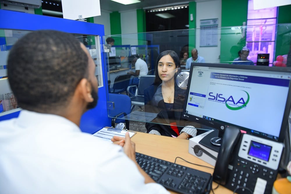 SANTO DOMINGO, República Dominicana. – La Dirección General de Información y Defensa de los Afiliados a la Seguridad Social (DIDA) identificó más de 100 millones de pesos correspondientes a 10,853 familiares de fallecidos, cuyos fondos permanecían en las Administradoras de Fondos de Pensiones (AFP). El anuncio fue realizado por Elías Báez, director de la DIDA, quien explicó que la institución ha brindado asistencia y orientación a los usuarios sobre los pasos necesarios para acceder a esos recursos a través de sus oficinas, la línea telefónica disponible las 24 horas, así como mediante sus redes sociales. Báez recordó que existen más de 117,000 cuentas de personas fallecidas, con un acumulado superior a 8,000 millones de pesos en las AFP, según datos de la Superintendencia de Pensiones. Agregó que en tan solo una semana la DIDA ofreció 23,015 asistencias a los familiares de los afiliados, cifra que superó la demanda habitual de servicios. El director detalló que el 80% de las consultas realizadas recientemente están relacionadas con el seguro de pensiones y los beneficios por sobrevivencia. De estas, 4,163 correspondieron a familiares de fallecidos, 2,606 a trabajadores que buscaban información sobre sus aportes, y 871 consultas sobre el proceso de pensión de sobrevivencia. El 20% restante se vinculó a otros servicios ofrecidos por la institución. La DIDA destacó que los fondos localizados a favor de los familiares deben sumarse a la rentabilidad anual generada, lo que incrementa el monto disponible. En ese sentido, la entidad reiteró el llamado a los familiares de afiliados fallecidos entre 2003 y 2025 a verificar si les corresponde algún beneficio, accediendo a través del portal www.dida.gob.do , la línea gratuita 809-472-1900, los correos info@dida.gob.do y ssl@dida.gob.do , además de sus oficinas y Puntos GOB distribuidos en todo el país. Asimismo, la institución exhortó a las personas mayores de 60 años que hayan cotizado en una AFP a comprobar si poseen recursos acumulados para iniciar el proceso de retiro, recibiendo asesoría y acompañamiento durante cada etapa.