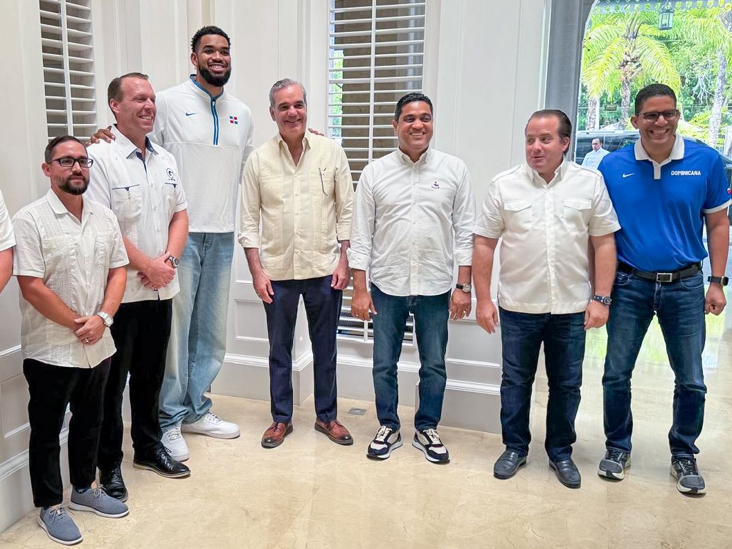 Abinader y Karl Towns anuncian construcción de arena de baloncesto en Tamboril
