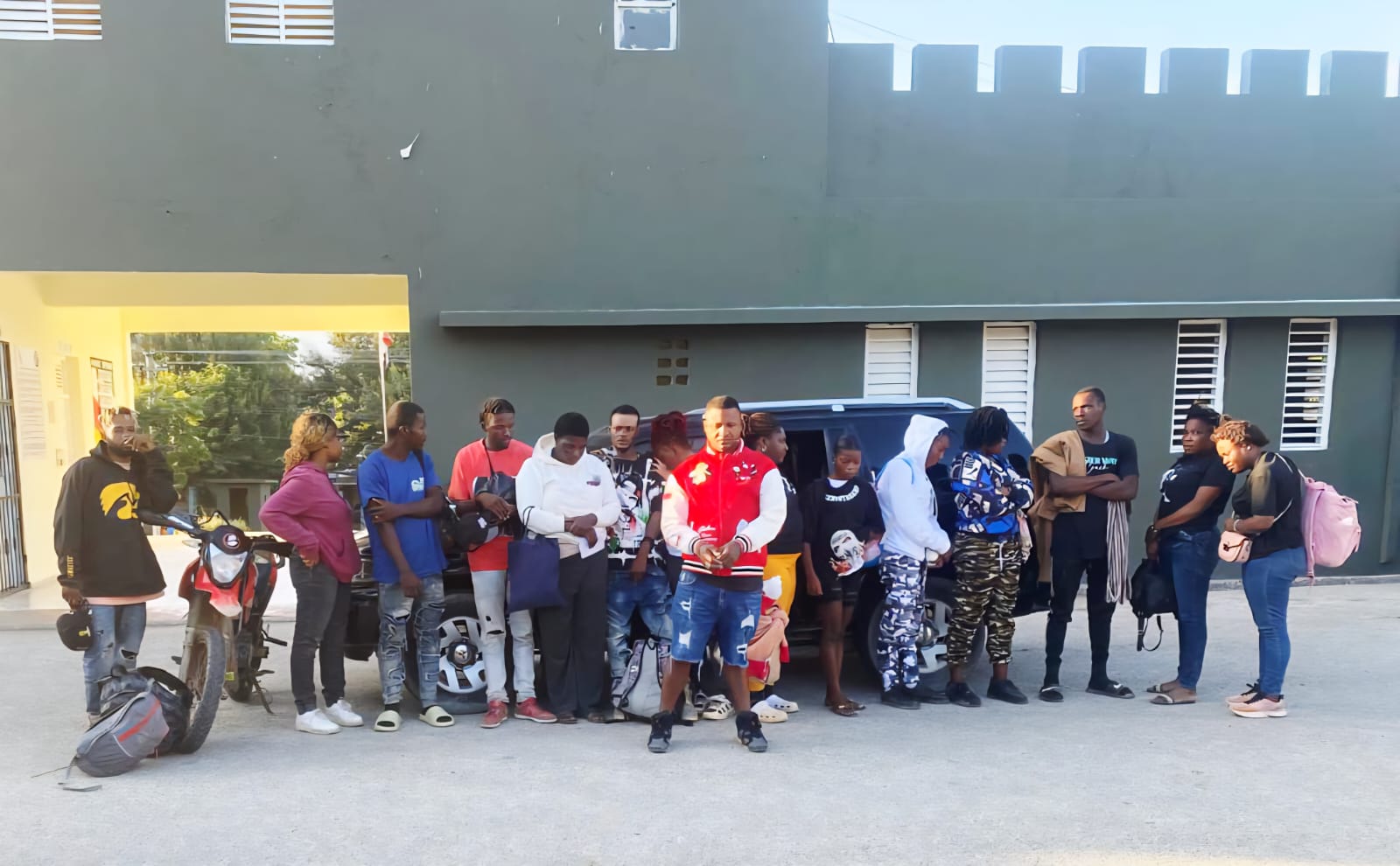 Ejército detiene a 16 haitianos en operativo en San Juan