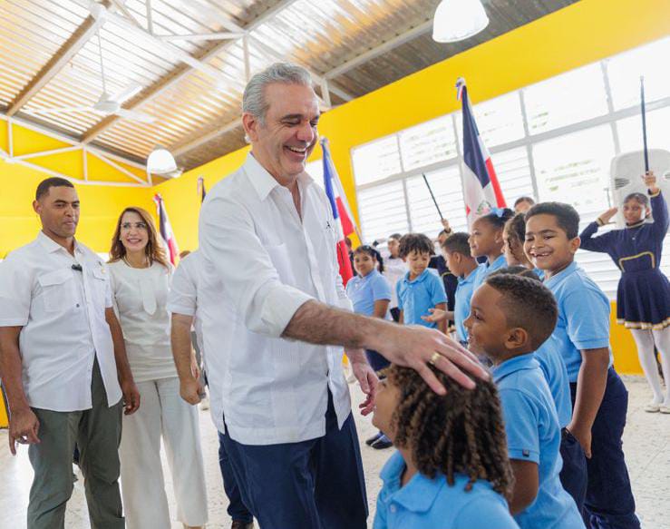 Santo Domingo. – El presidente Luis Abinader encabezará este fin de semana una intensa jornada de inauguraciones en el Gran Santo Domingo y en Constanza, provincia La Vega, como parte de las acciones del Gobierno para seguir acercando soluciones y bienestar a las familias dominicanas. Entre las obras a entregar se encuentran nuevas viviendas en Hato Nuevo, cinco centros educativos, dos modernos polideportivos y la carretera hacia el Salto de Aguas Blancas, además de un almuerzo con el Batallón de Cazadores del Ejército en Constanza. Gran Santo Domingo – Sábado 13 La agenda presidencial iniciará a las 11:00 de la mañana en Hato Nuevo, Santo Domingo Oeste, donde Abinader entregará apartamentos del Programa Mi Vivienda Feliz. Más tarde, inaugurará la Escuela Básica Valle Encantado en Los Alcarrizos. En el Distrito Nacional, el mandatario dejará en funcionamiento la segunda etapa del Centro Educativo Fray Ramón Pané y mediante menciones quedarán entregados el liceo La Ceiba, la Escuela Básica Cambita Garabito en Ciudad Juan Bosch y la Estancia Infantil de Guerra. La jornada del sábado concluirá en Santo Domingo Este y Norte, donde serán inaugurados dos polideportivos ubicados en el Ensanche Ozama y en Villa Mella, contribuyendo al fomento del deporte comunitario. Constanza – Domingo 14 El domingo, el jefe de Estado viajará a Constanza, donde a las 11:00 de la mañana encabezará la entrega de la carretera que conduce al Salto de Aguas Blancas, obra que facilita el acceso a uno de los principales atractivos de turismo ecológico del país. Abinader entregará viviendas, escuelas y obras deportivas este fin de semana