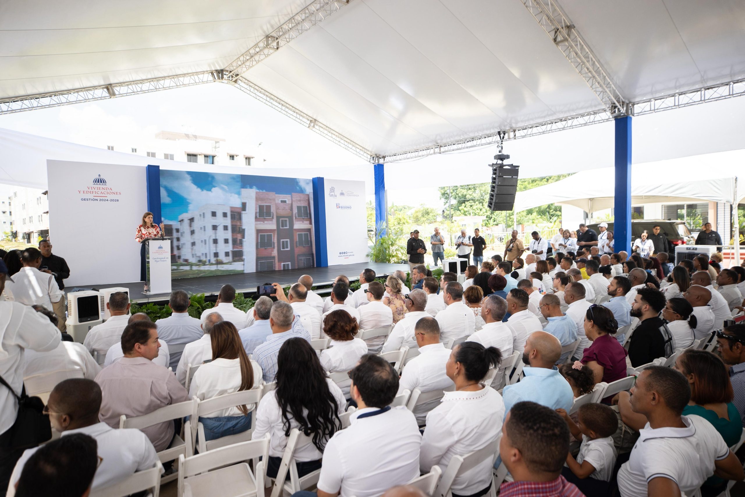 Viviendas, escuelas y deporte: Raquel Peña entrega obras en el Gran Santo Domingo