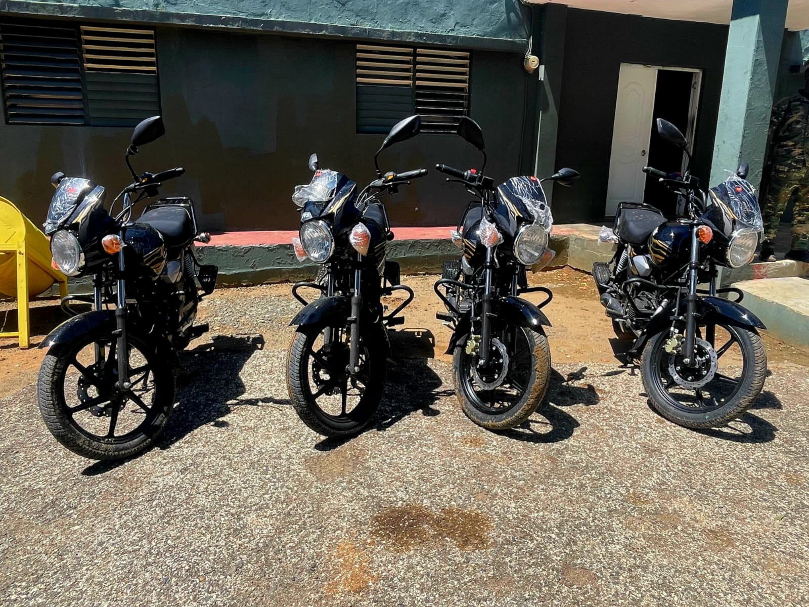 Ejército recupera motocicletas en operativo en Elías Piña