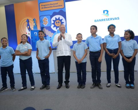 Banreservas impulsa educación financiera en Azua con más de 1,300 estudiantes