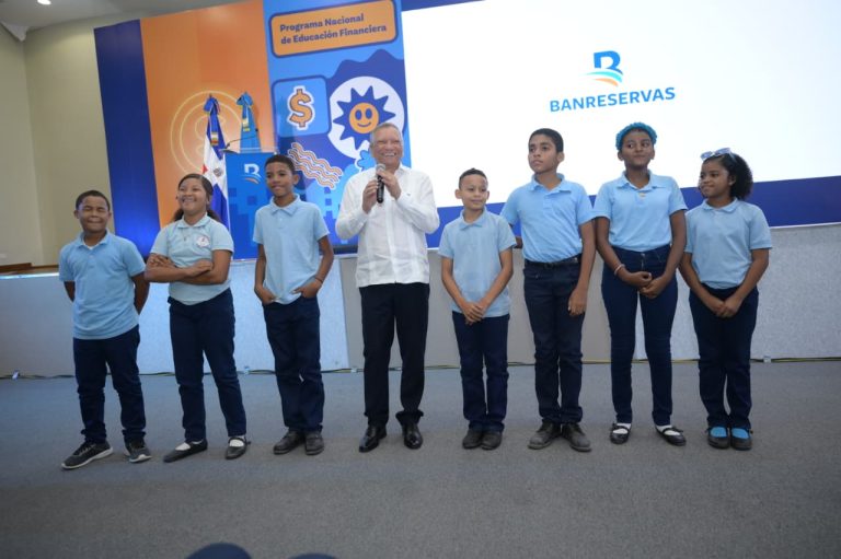 Banreservas impulsa educación financiera en Azua con más de 1,300 estudiantes