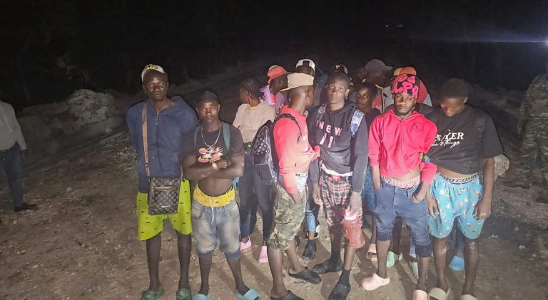 Ejército detiene a 26 haitianos en situación irregular en Elías Piña