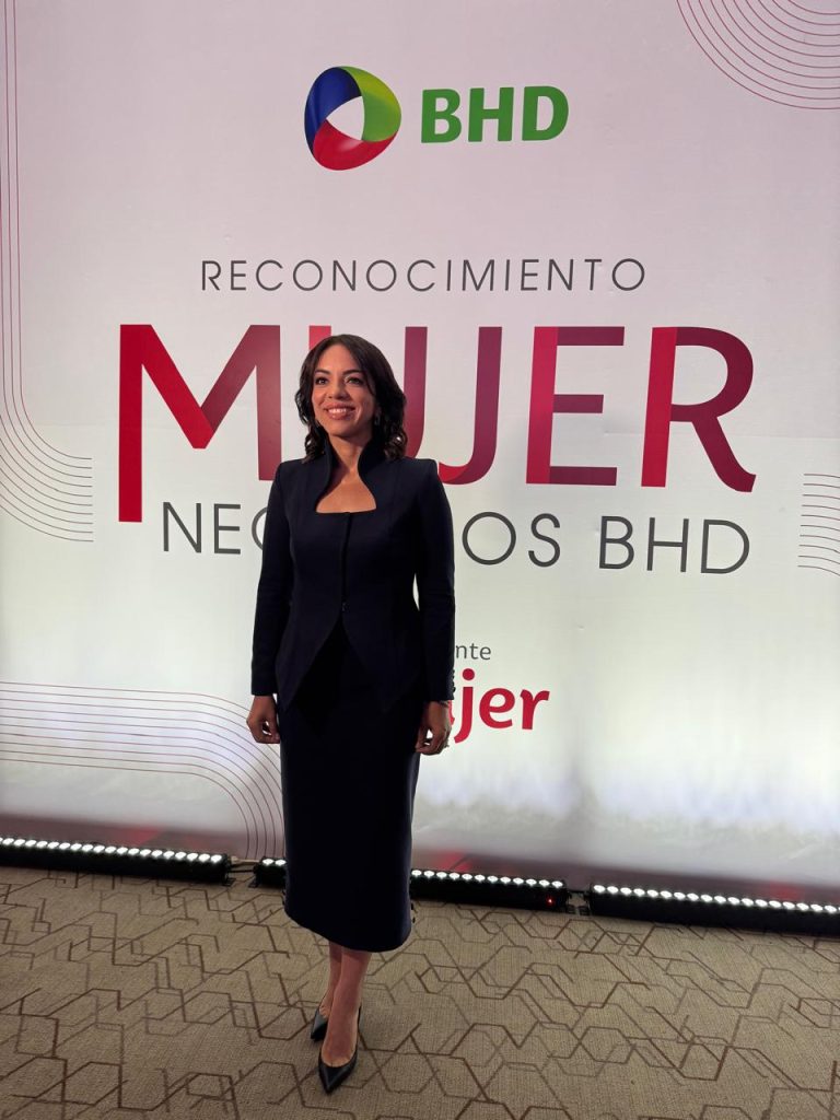 Kalys Bautista recibe premio Mujer Negocios BHD por su trayectoria en el sector asegurador